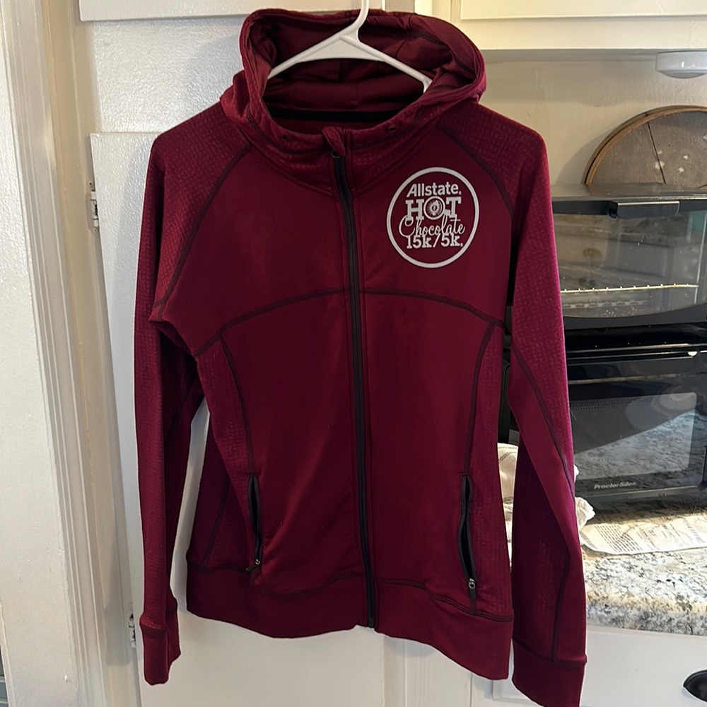 Women’s Hot Chocolate Running Man maroon jacket with hood small